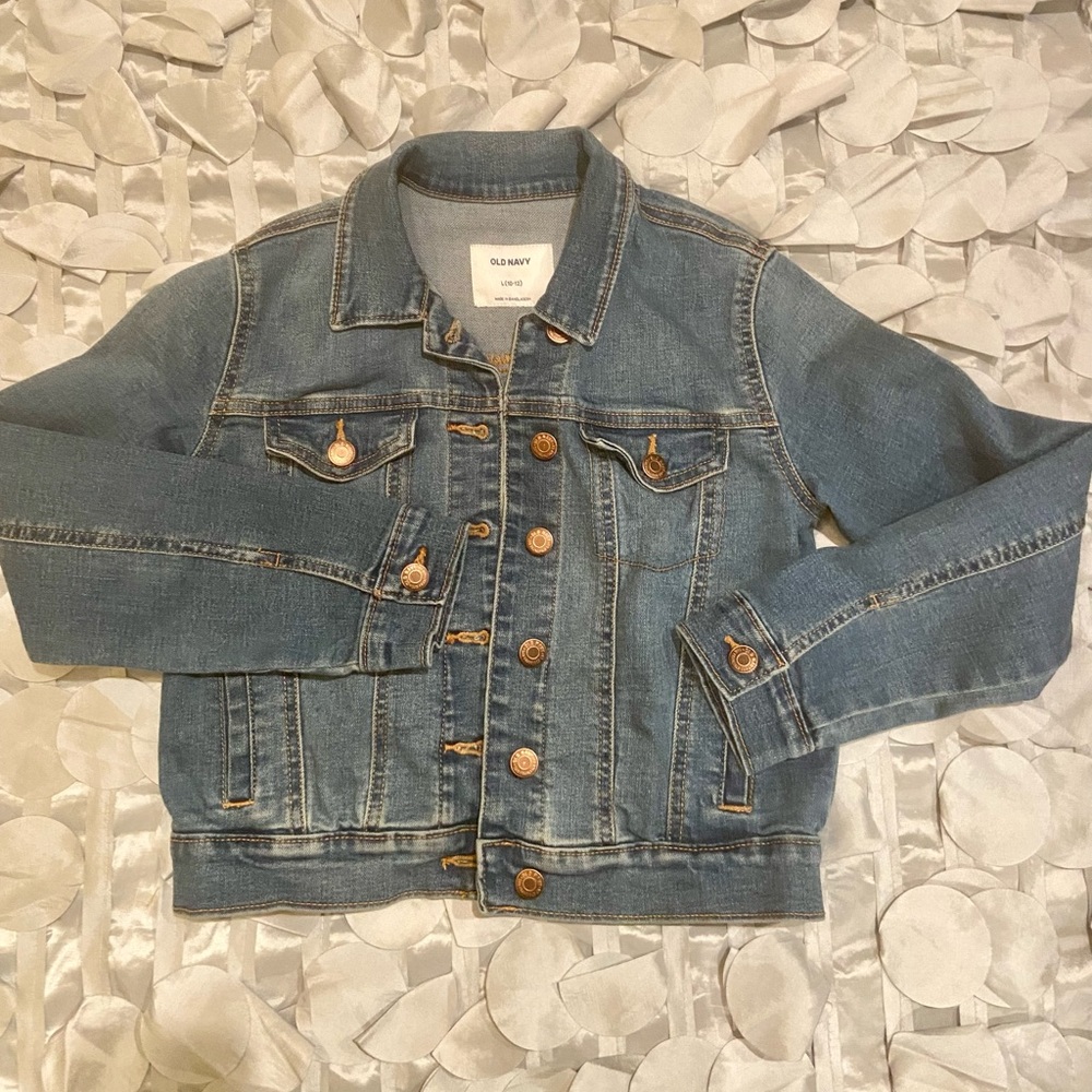 Excellent condition! Great everyday Jean jacket in stretchy denim for girls.